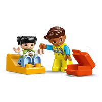 Конструктор LEGO Duplo Скорая помощь и водитель 10447 - Изображение №5 — Chaika Market