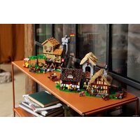 Конструктор LEGO Icons 10332 Средневековая городская площадь - Изображение №15 — Chaika Market