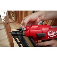 Гвоздезабиватель Milwaukee M18 FFN-502C 4933471404 (с 2-мя АКБ) - Изображение №6 — Chaika Market