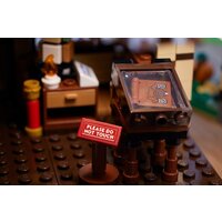 Конструктор LEGO Ideas 21341 Фокус-Покус: Коттедж сестер Сандерсон - Изображение №16 — Chaika Market