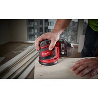 Эксцентриковая шлифмашина Milwaukee M18 BOS125-502B 4933464229 (с 2-мя АКБ, сумка) - Изображение №7 — Chaika Market
