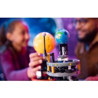 Конструктор LEGO Technic 42179 Планета Земля и Луна на орбите - Изображение №9 — Chaika Market