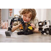 Конструктор LEGO Technic Грузовик Volvo FMX и электрический экскаватор EC230 42175 - Изображение №10 — Chaika Market
