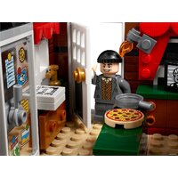 Конструктор LEGO Ideas 21330 Один дома - Изображение №44 — Chaika Market