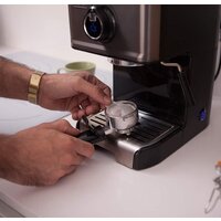 Рожковая кофеварка Black & Decker BXCO1200E - Изображение №5 — Chaika Market