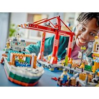 Конструктор LEGO City 60422 Морской порт с грузовым судном - Изображение №10 — Chaika Market